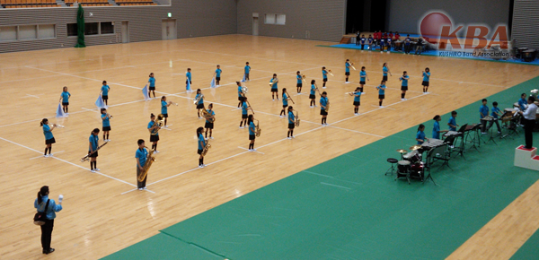 大勢の観客を前に堂々とした演奏演技を披露する釧路町立富原小学校