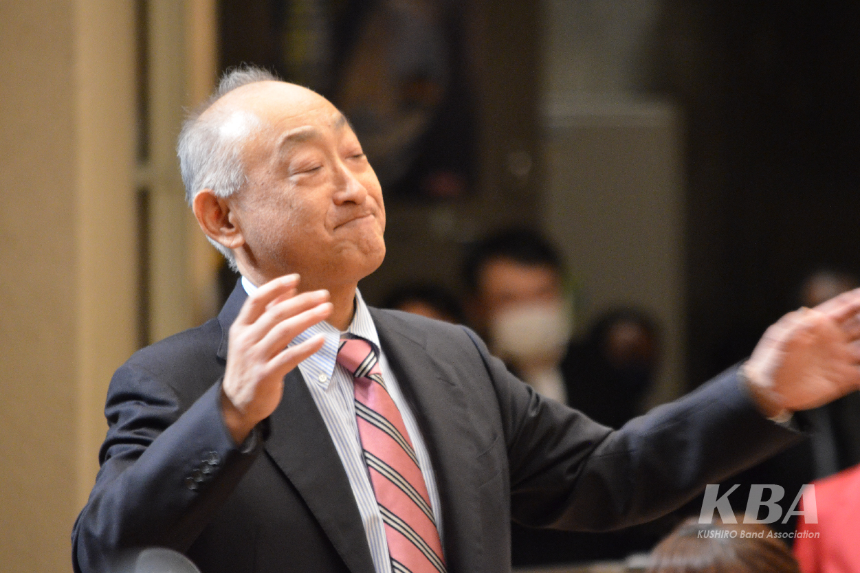 昨年11月の釧路地区吹奏楽連盟創立60周年記念演奏会で中標津合同団体を指揮する志道仁さん